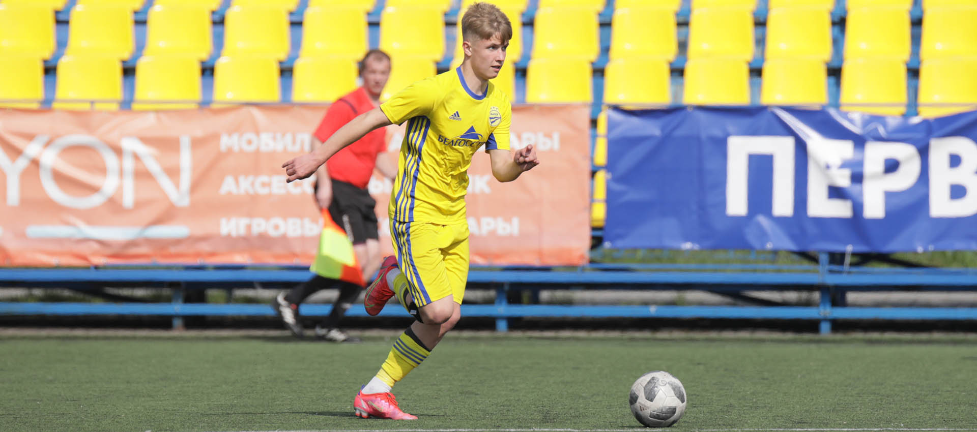 Алесь Сахончик забивает за юношескую (U-17) сборную Беларуси